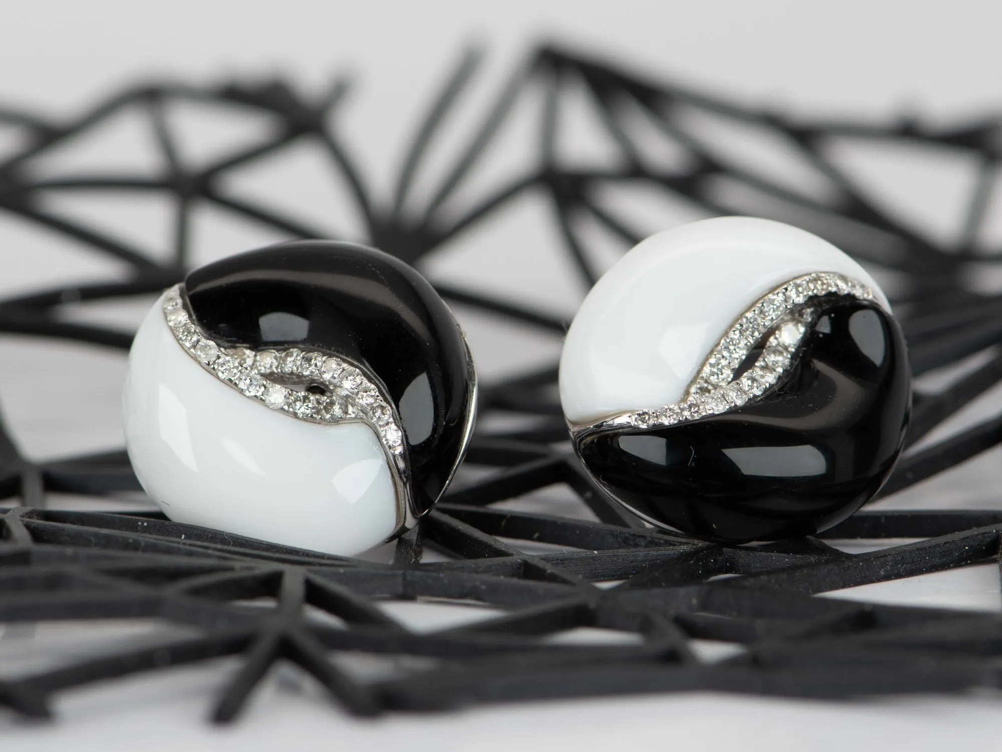 14K White Gold Black and White Onyx Earrings with Diamond R3216