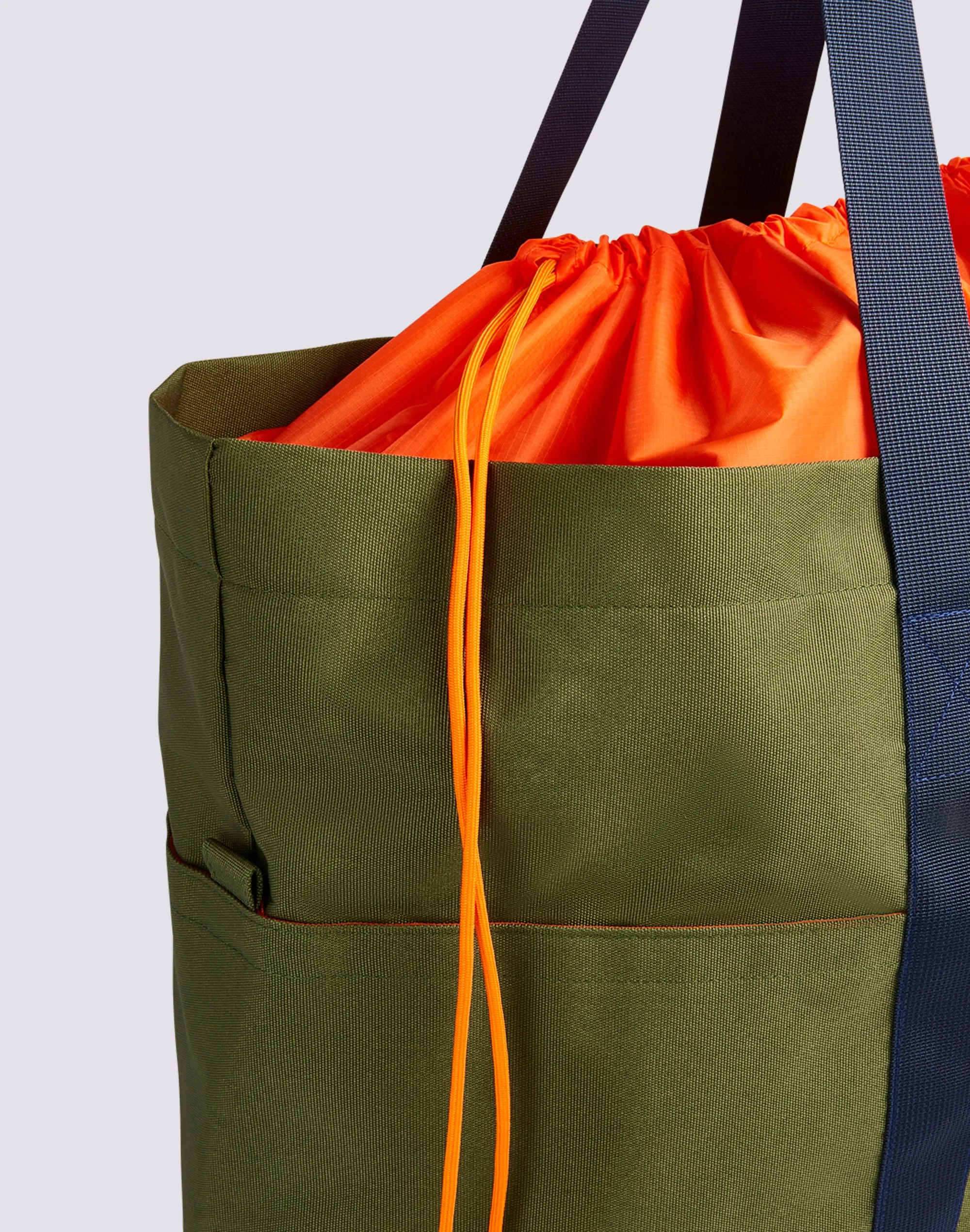 MILITARY TOTE BAG CON DETTAGLI A CONTRASTO